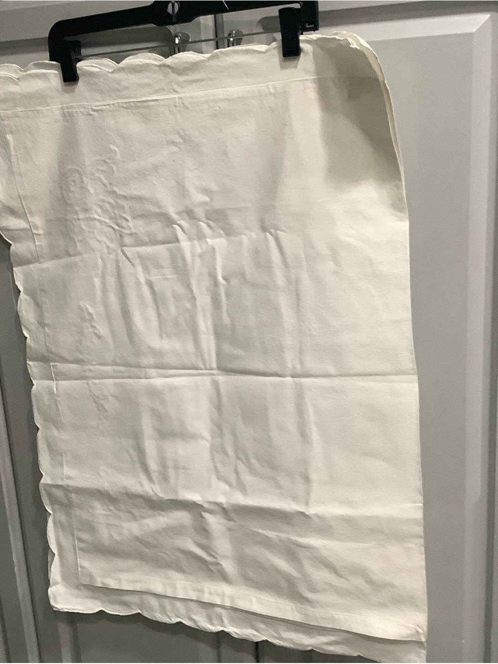 White Scalloped Edge Linen Panel